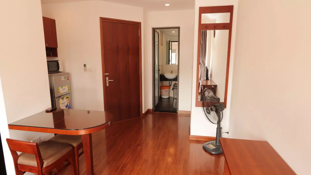 Cho thuê căn hộ dịch vụ ở Linh Lang có ban công giá 7,5 triệu-anh-1